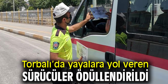 Torbalı’da yayalara yol veren sürücüler ödüllendirildi