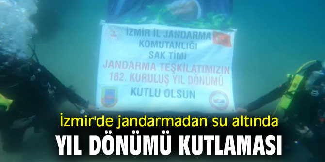 İzmir'de jandarmadan su altında yıl dönümü kutlaması