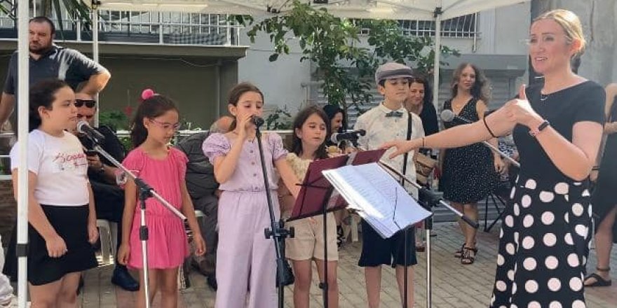 Karşıyaka Çocuk Korosu ilk konserini verdi