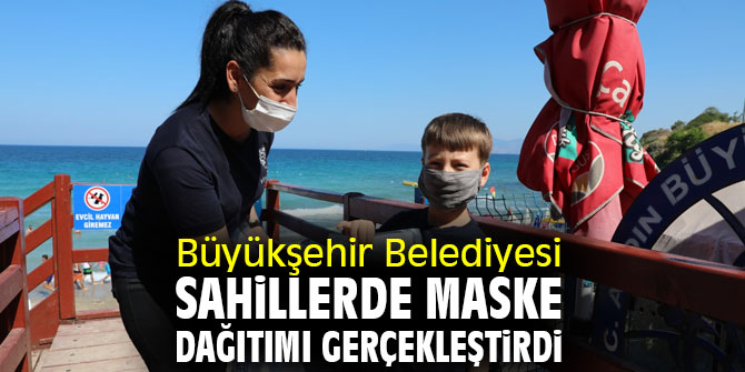 Büyükşehir Belediyesi sahillerde maske dağıtımı gerçekleştirdi