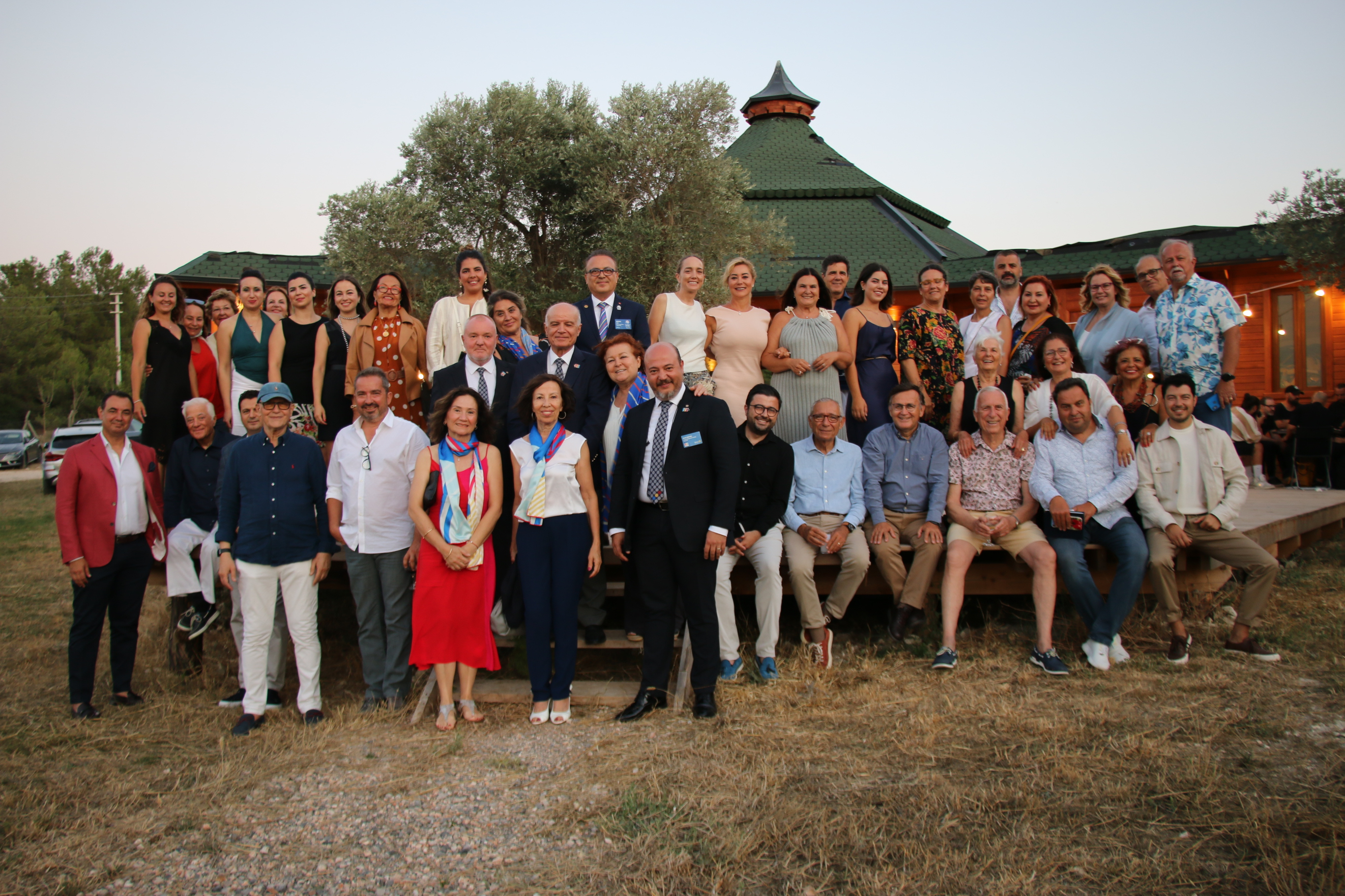 Alsancak Rotary Kulübü’nde  bayrak değişimi