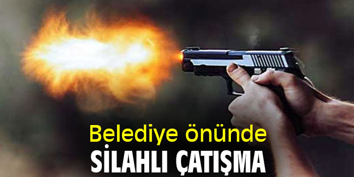 Belediye önünde silahlı çatışma