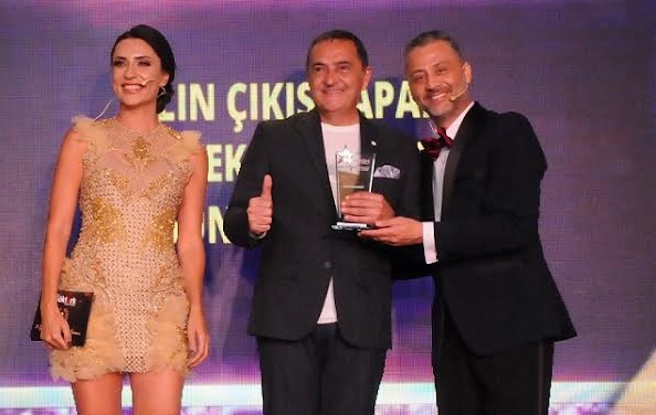 İlk Ödülünü Zeki Müren’e İthaf Etti