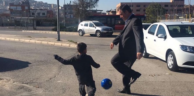 Başkan sokakta çocuklarla top oynadı