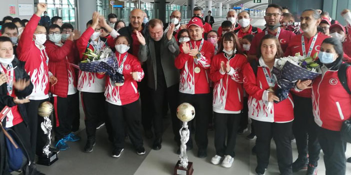 Down Sendromlu şampiyon sporcular  İtalya’dan döndü