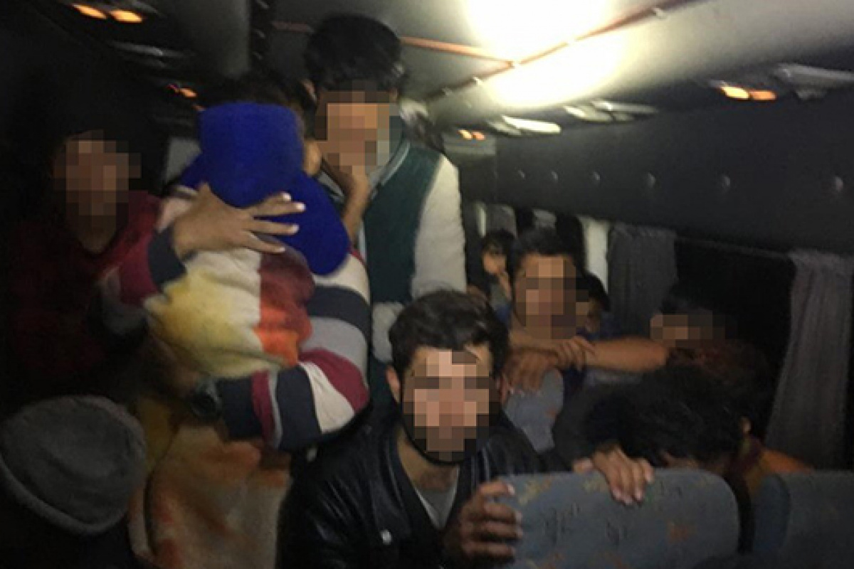 Minibüsten 40 düzensiz göçmen çıktı