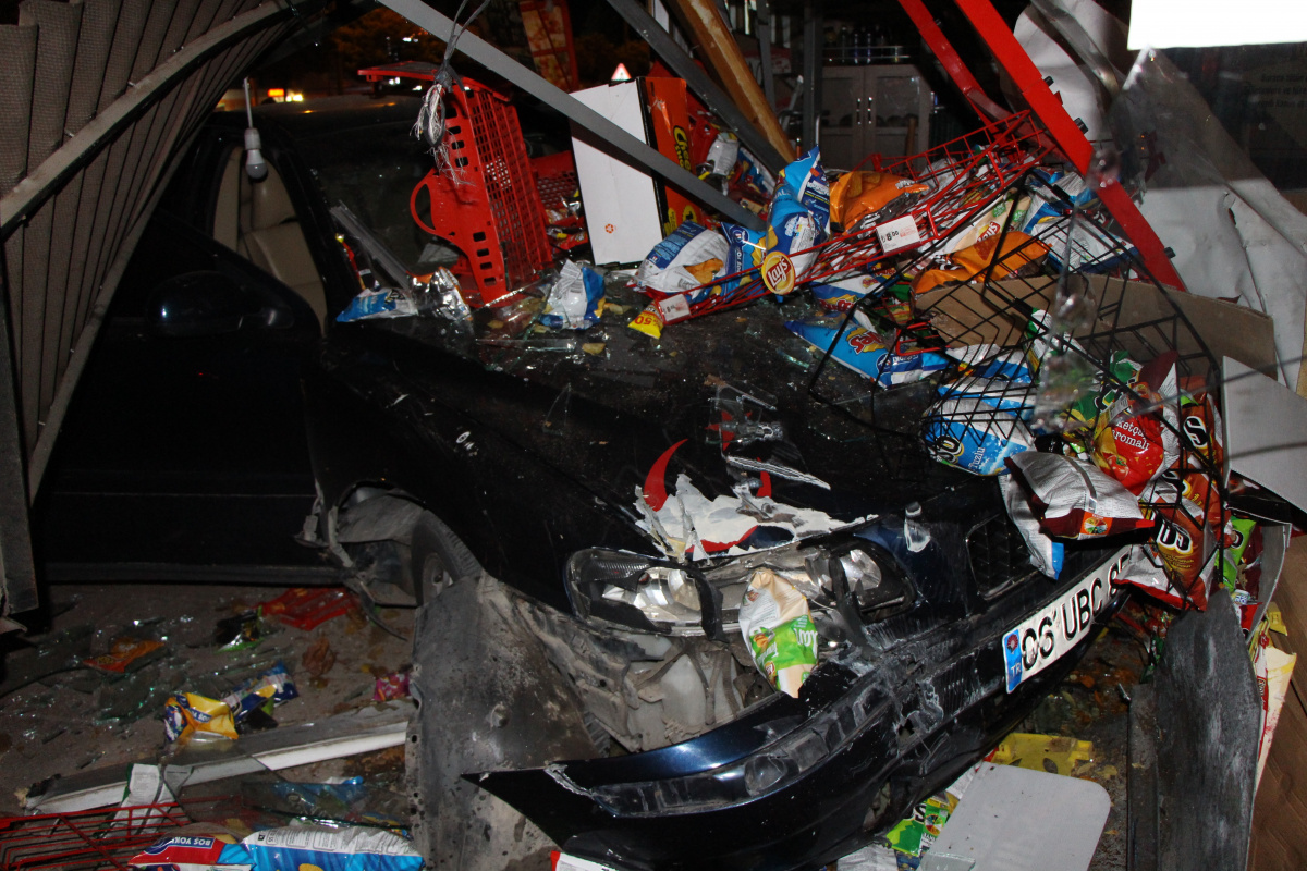 Kontrolden çıkan otomobil büfeye daldı