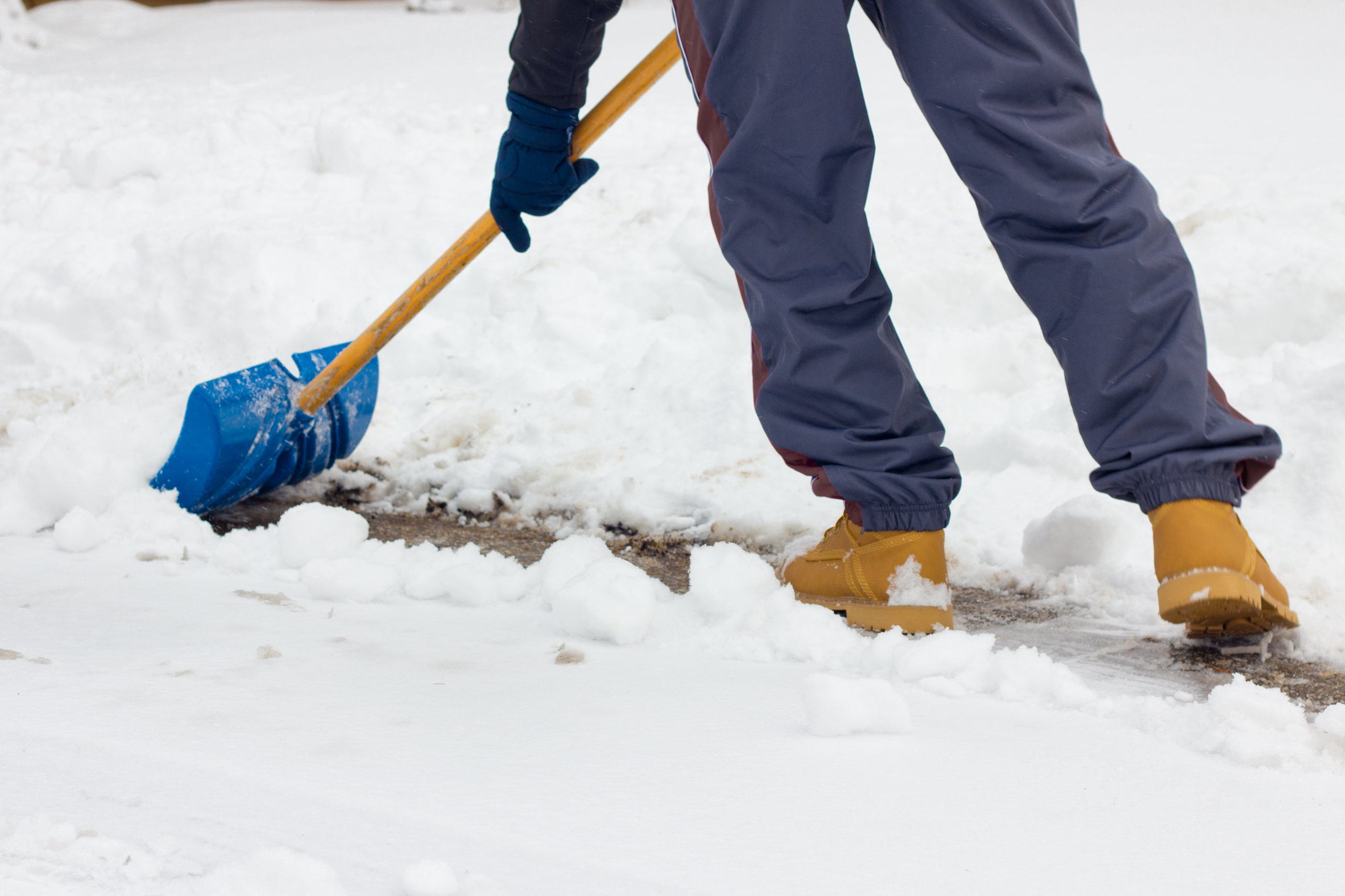 Очиститься снега. Убирает снег. Лопата для уборки снега. Уборка снега вручную. Убиратель снега.