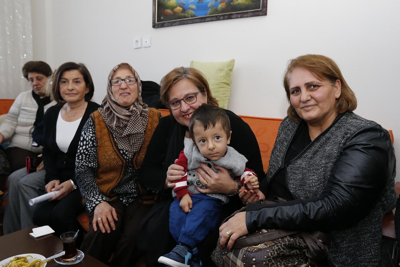 Başkan ev ev geziyor, vatandaşı dinliyor