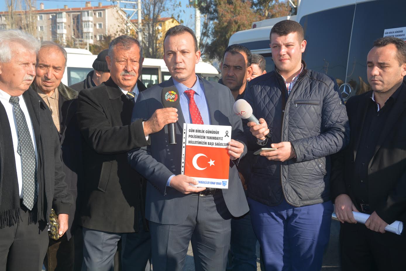 İzmirli minibüsçüler polise sahip çıktı