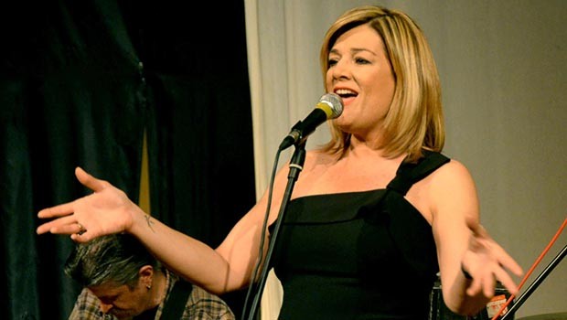 Birsen Tezer,Büyülü Sesiyle Hayranlarına Muhteşem Bir Konser Verdi