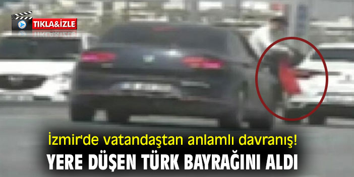 İzmir'de vatandaştan anlamlı davranış! Yere düşen Türk bayrağını aldı