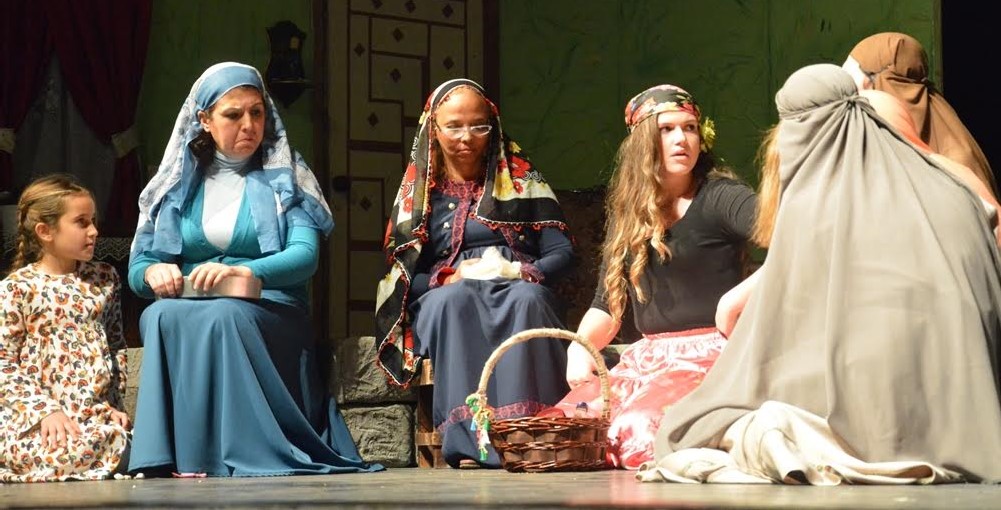 EFELER BELEDİYE TİYATROSUNUN İLK OYUNU AYAKTA ALKIŞLANDI