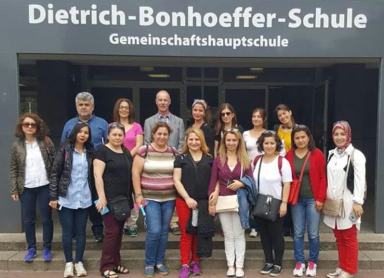 AVRUPADAN ÖĞRENDİKLERİNİ ÖĞRETMEN ARKADAŞLARI İLE PAYLAŞTILAR