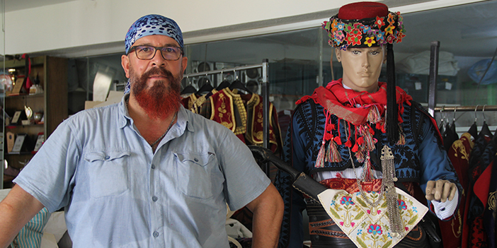 Yöresel kıyafetlerden koleksiyon yaptı