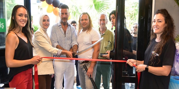 Samuray Kılıcıyla Açılış…