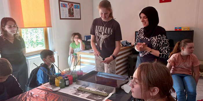 Yabancı öğrenciler Ebru öğreniyor