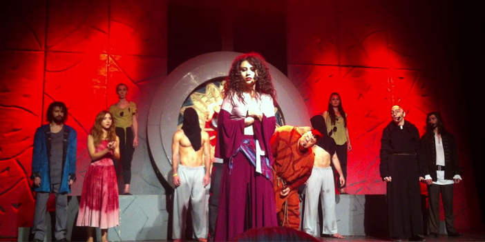 Notre Dame'ın Kamburu İzmir'de!