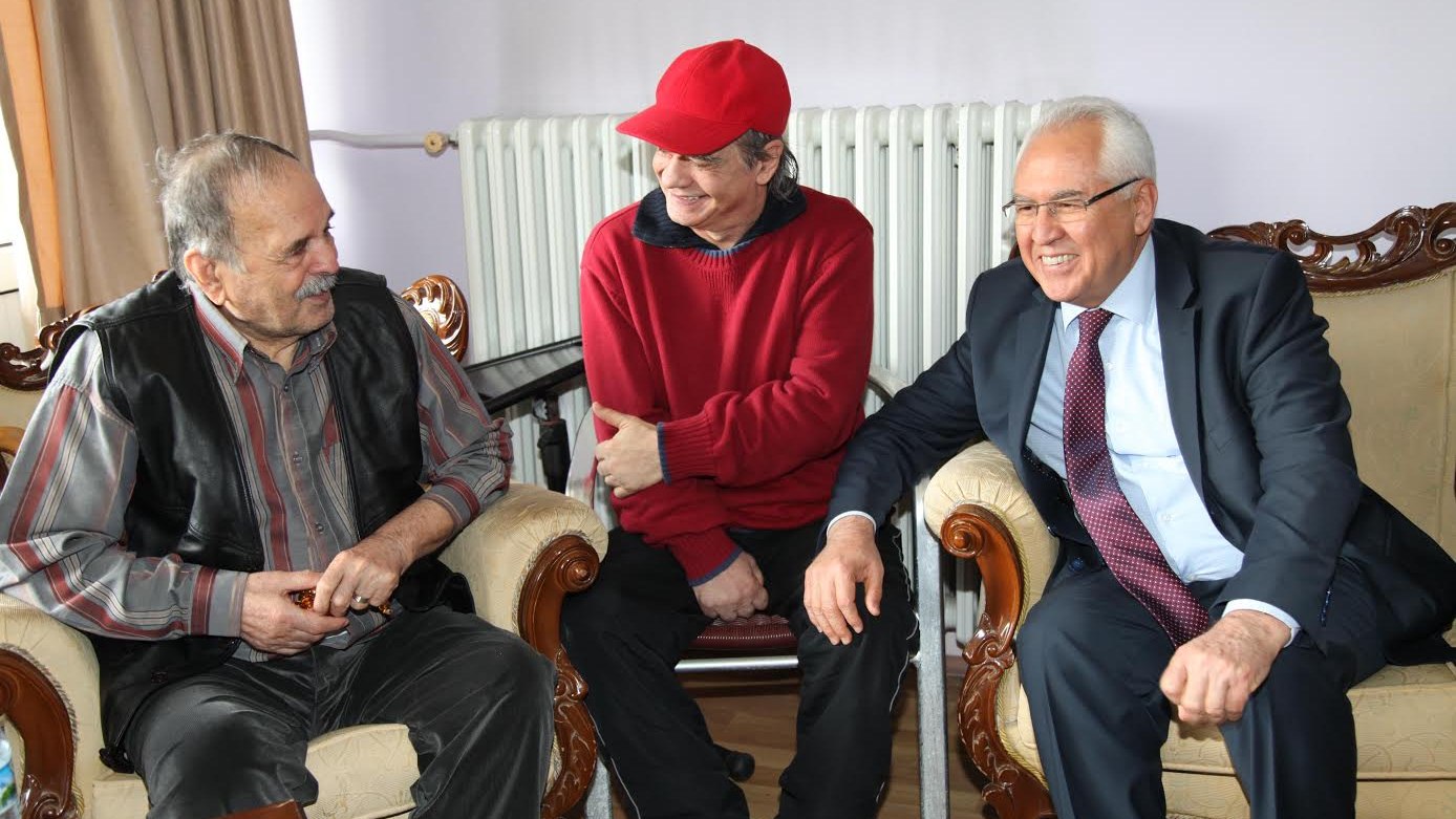 Yaşlılar bizim baş tacımız