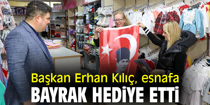 Başkan Erhan Kılıç, esnafa bayrak hediye etti