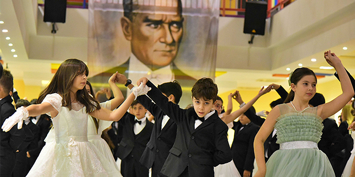 Cumhuriyet'i balo ile kutladılar