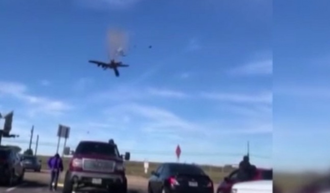 Hava gösterisinde 2 uçak çarpıştı