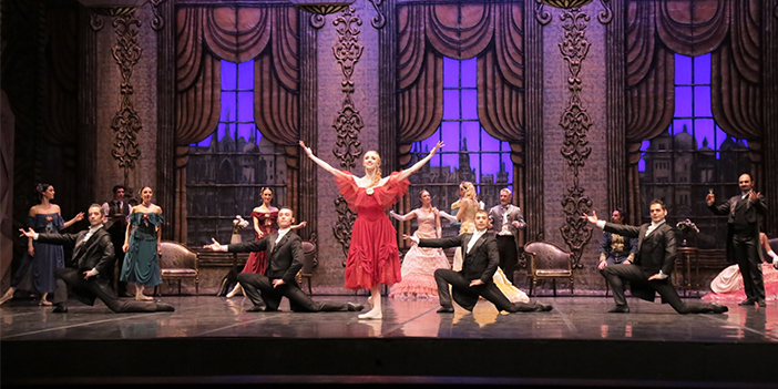 Kamelyalı Kadın sahnelenecek