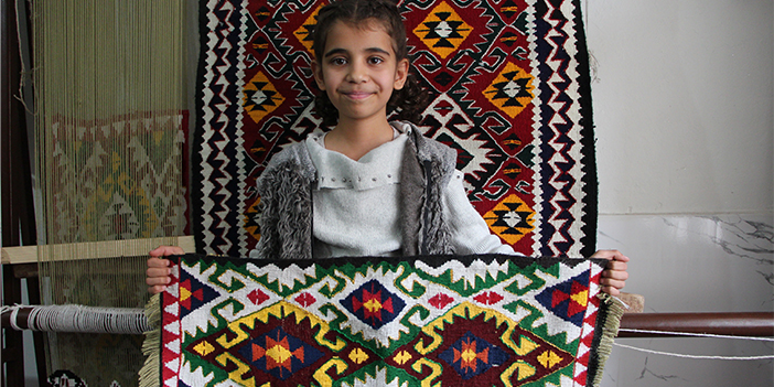 10 yaşında kilim dokuyor