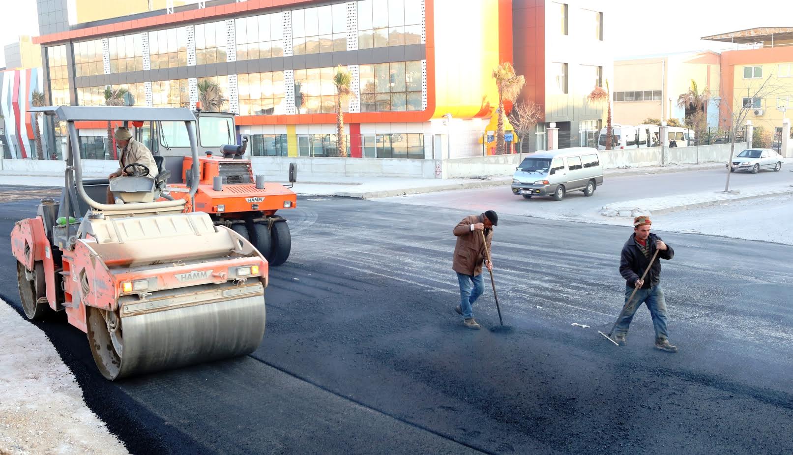 Bornova’da yollar yenileniyor ulaşım rahatlıyor