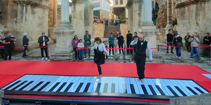 Sıra dışı şov merakla izlendi