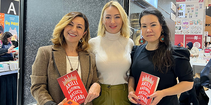 İzmirli yazara yoğun ilgi!