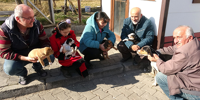 Yavrularıyla taksi durağına sığındı