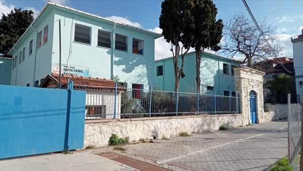 Çeşme'de tarihi okulun yıkımına başlandı