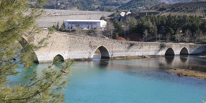 500 yıllık köprü, depreme dayandı