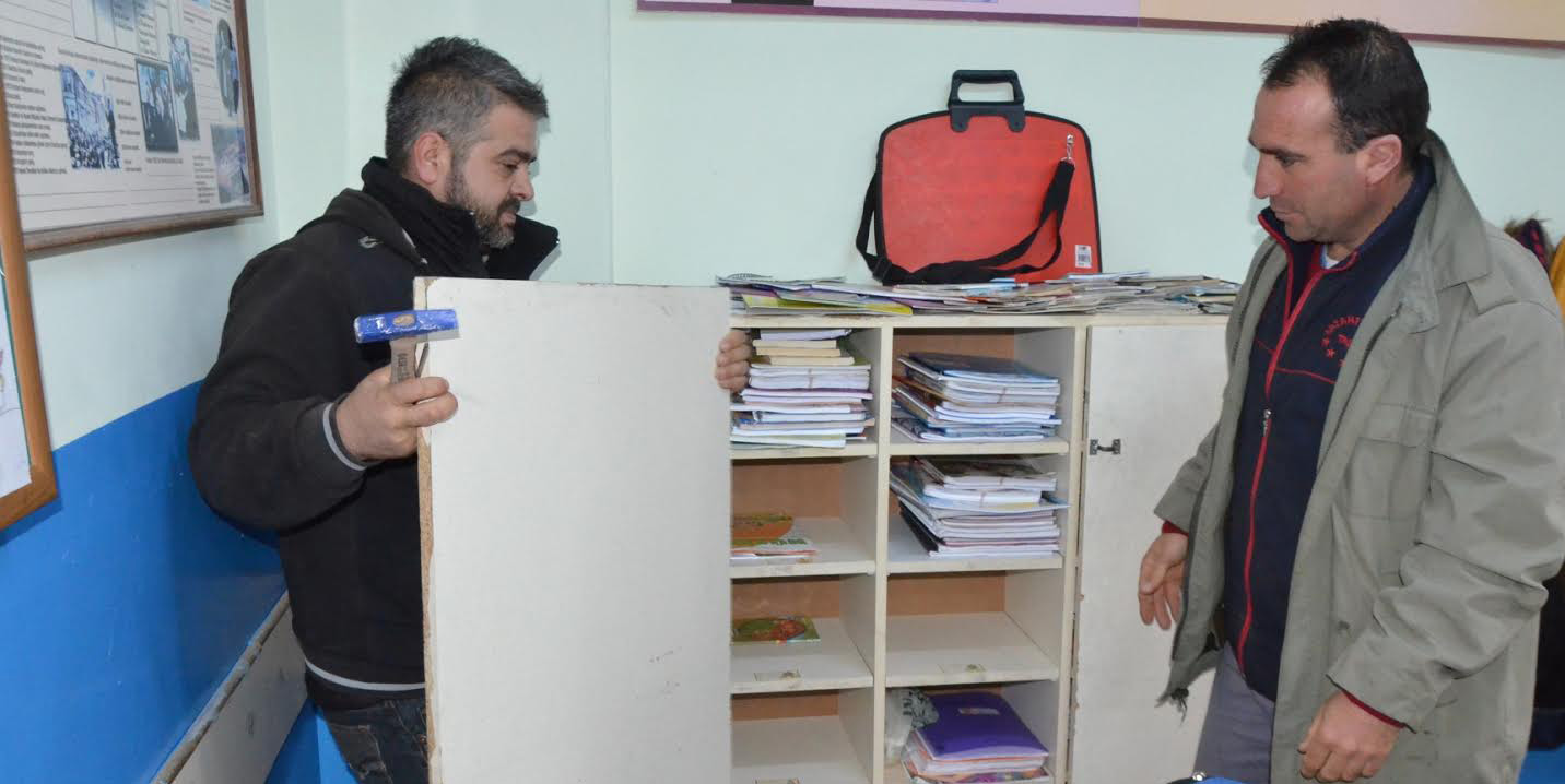 Dikili’de okullara kesintisiz “destek eli” uzanıyor