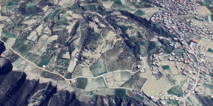 Hatay’daki 500 metrelik dev yarık uzaydan gözüküyor