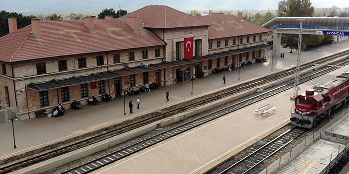 Depremler onu yıkamıyor: Erzincan Tren Garı