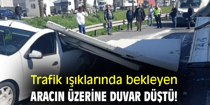 Trafik ışıklarında bekleyen aracın üzerine duvar düştü!