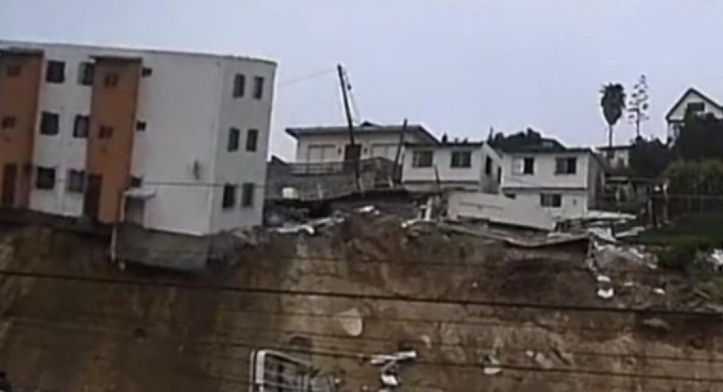 3 katlı bina devrildi