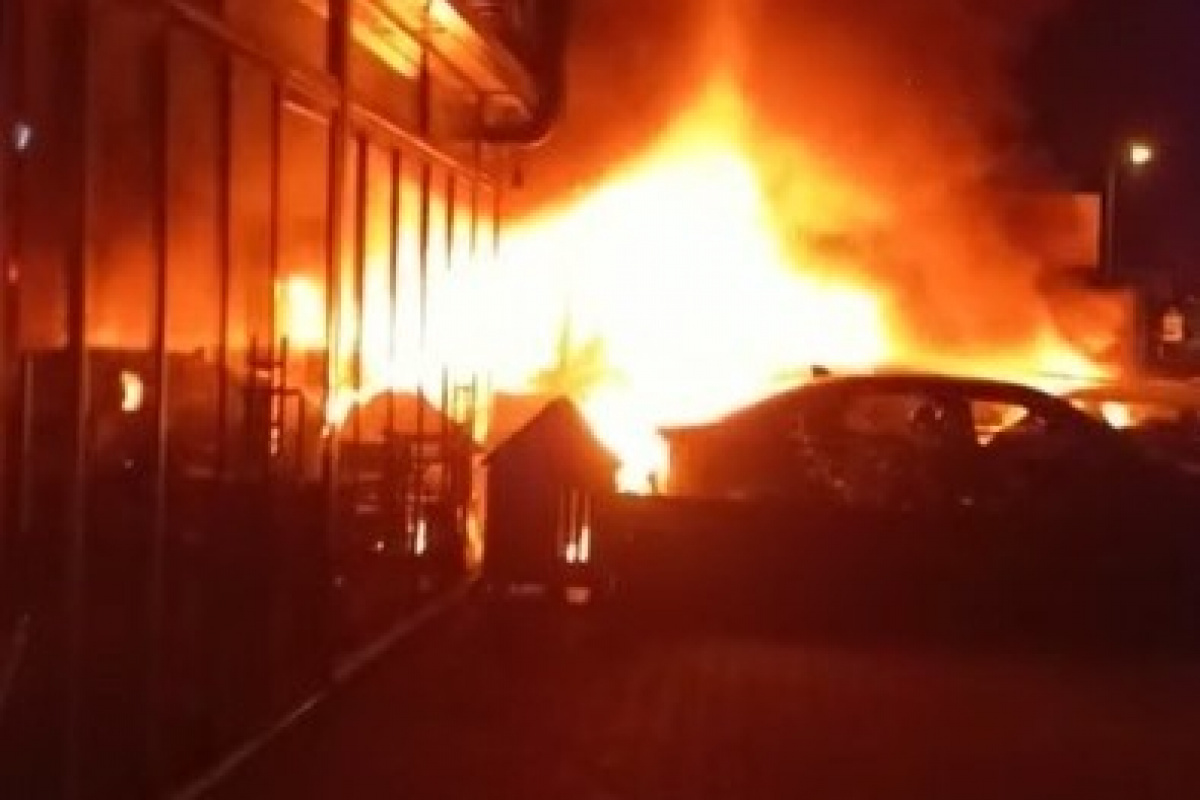 Lüks otomobiller alev alev yandı