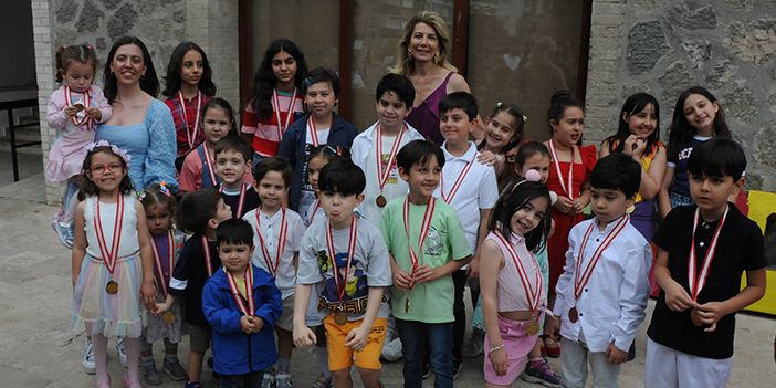 Çocuk ressamlar gururlandırdı