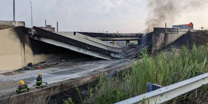 Üst geçit çöktü