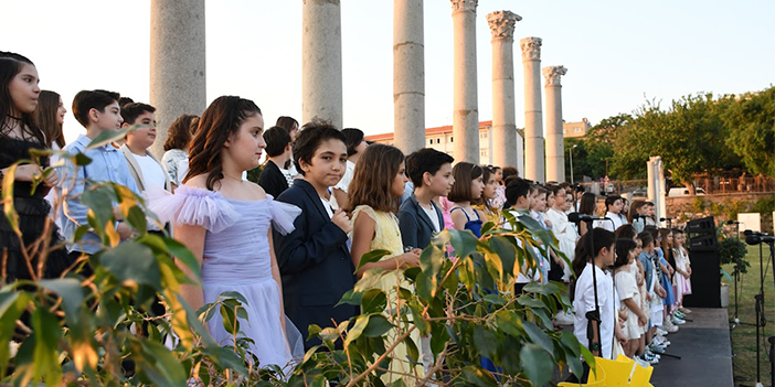 SEV'li minikler Agora'da konser verdi