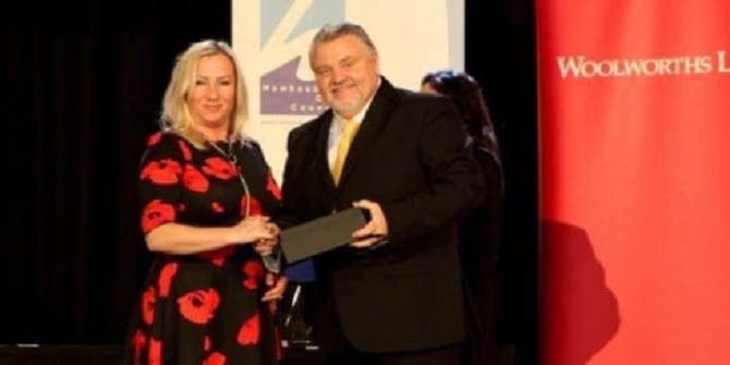 BİR TÜRK KADINI AVUSTRALYADA  YILIN YURTTAŞI SEÇİLDİ