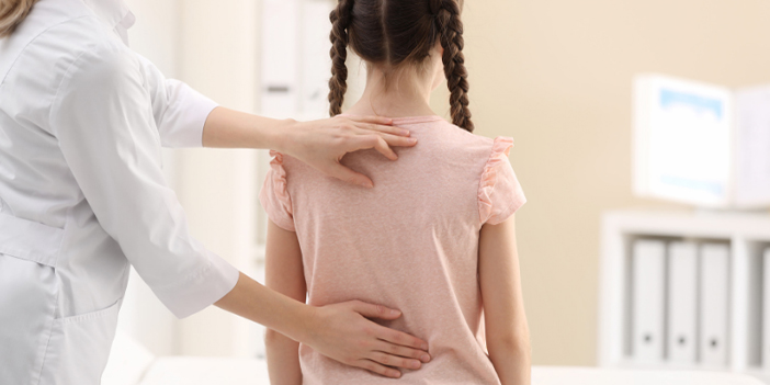 Skolyoz belirtileri nelerdir?