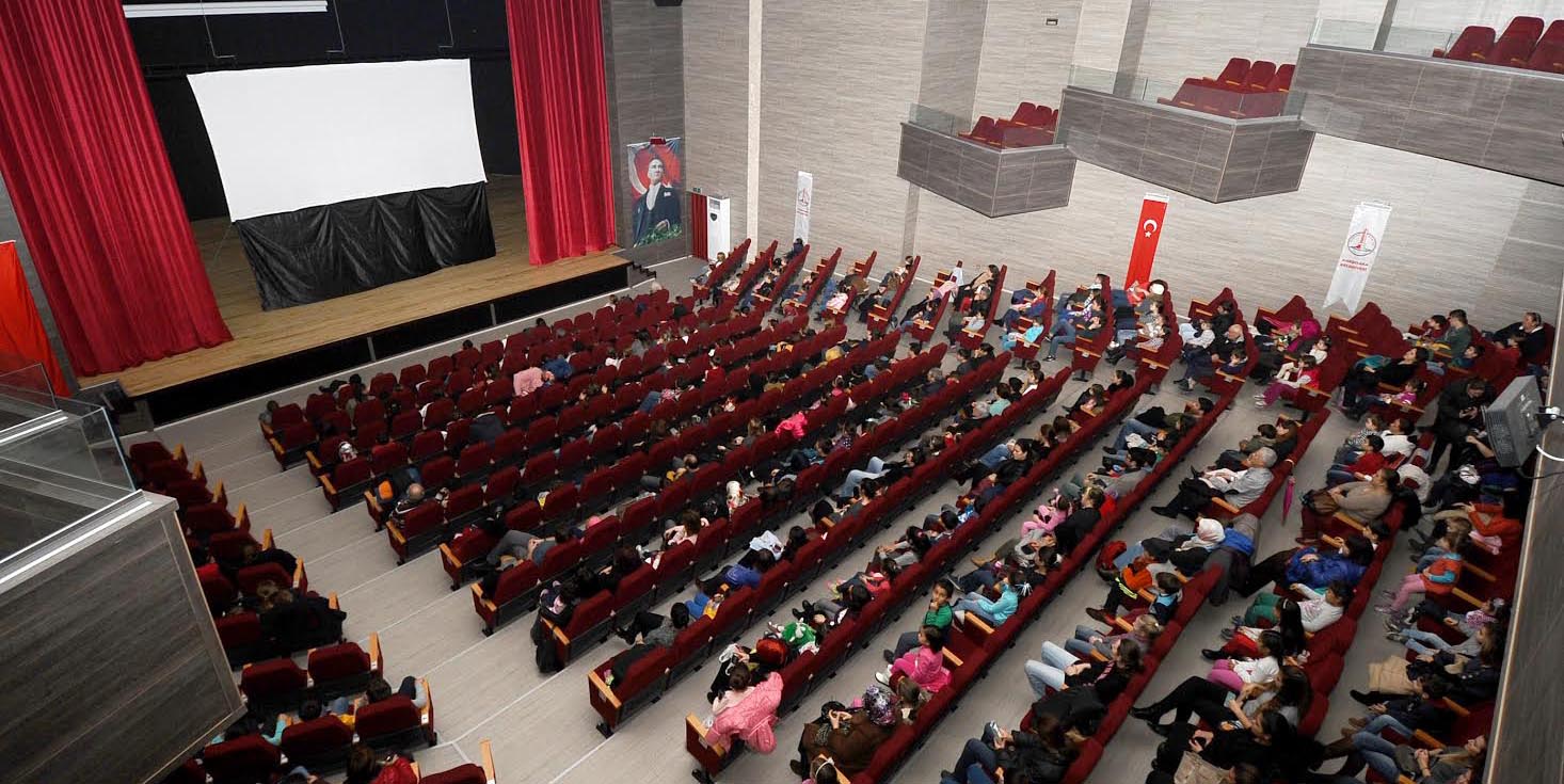 Çocuklara sinema ve tiyatro şöleni