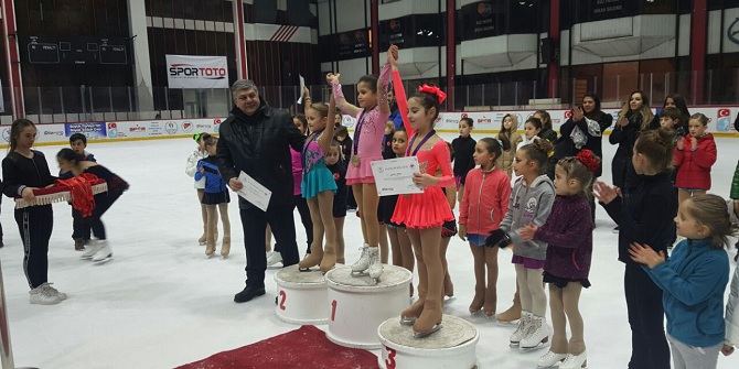 İzmir buz pistine damgasını vurdu