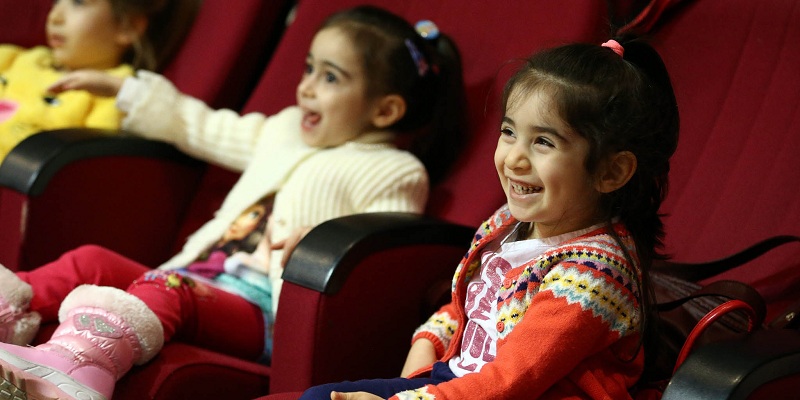 Konak'ta çocukların tiyatro keyfi