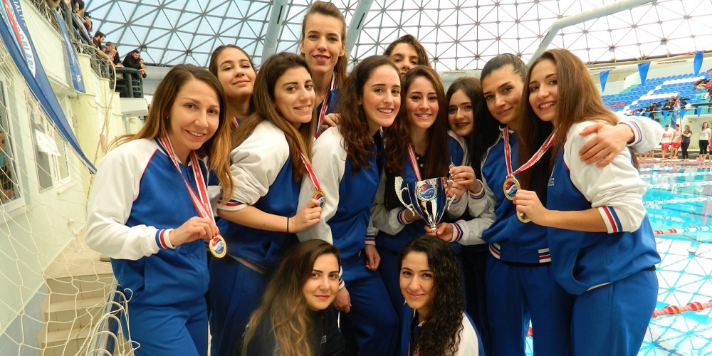 “Su altı perileri” havuzda fırtına estirdi