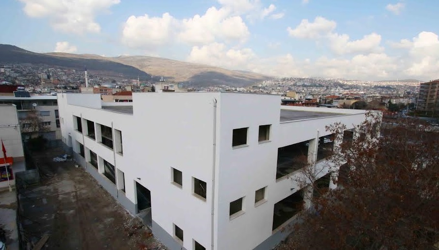 Bayraklı’da sokak arası pazar yerleri tek tek kalkıyor